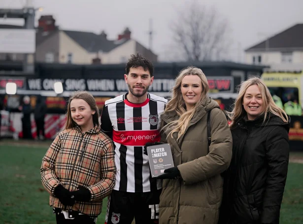 - Enn einaferð er nummar 15 hjá okkum framúrskarandi, staðfestir Grimsby. Stuðlarnir hjá felagnum fagnaðu føroyska miðvallaranum (Mynd: Grimsby Town Football Club)