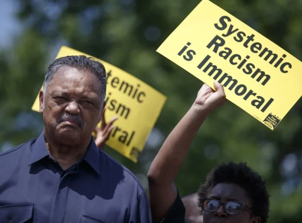 Jesse Jackson, avmyndaður á einum mótmælistiltaki móti fátækradømi í 2018 (Mynd: EPA)