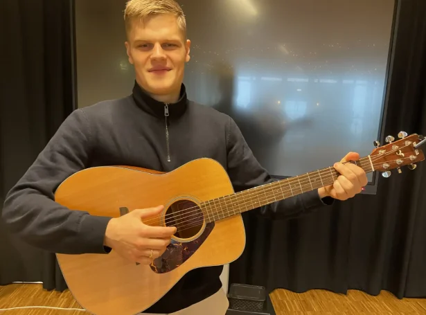 Bárður á Reynatrøð, lesandi og landsliðsspælari í fótbólti. Hann er eisini dugnaligur tónleikari (Mynd: skulabladid.fo)