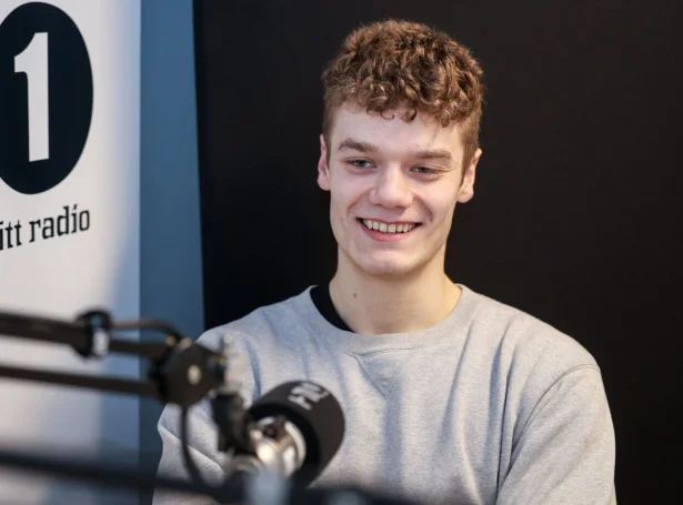 Óli Mittún vitjaði útvarpsstovuna hjá FM1 í vikuni. Hann var í Føroyum, tí GOG spardi føroyingin móti Magdeburg  (Mynd:Sverri Egholm)