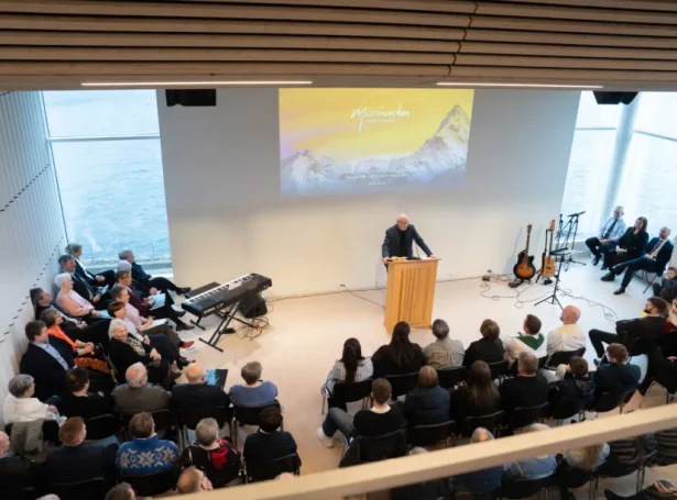 Umleið 250 fólk vóru til vígsluna sunnudagin (Mynd: trubodin.fo)