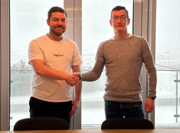 Sunnvard Andreasen, stjóri í Articon, og Eyðstein Zachariasen, borgarstjóri í Sunda kommunu, undirskrivaðu avtaluna vegna partarnar (Mynd: sunda.fo)