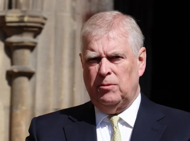 Andrew Mountbatten-Windsor misti í fjør øll síni kongaligu heiti (Mynd: EPA)