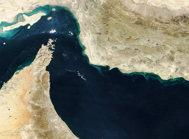 Hormuz sundið í Persiska Flógvanum kann gerast ein krúttunna, um USA ger álvara av at gera álop á Iran.