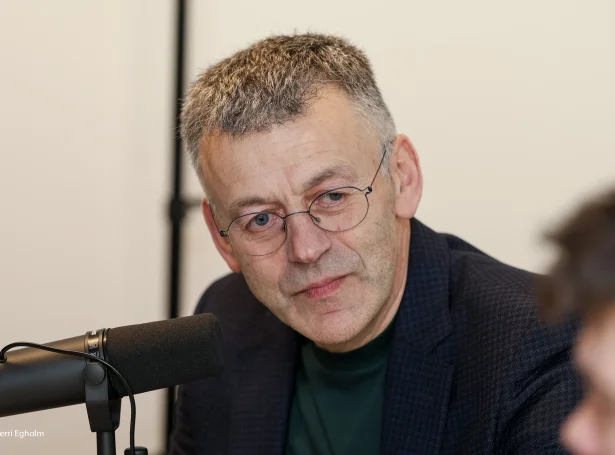 - Peningur er longu settur av til farleiðina fleiri ár fram. Men við hesum kann man spara nógv yvir tíð, ti ein nýggj ferja, manning, ábøtur á ferjuleguna og annað kosta meira enn ein tunnil árliga, vísir Bjørn Kalsø á  (Mynd: Sverri Egholm)