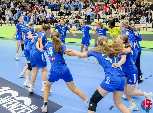 Gentur 16 hjá Neistanum gjørdust fyrstu vinnararnir í steypafinalunum við Tjarnir í ár (Mynd: Hondbóltssamband Føroya/Andrei Antal)