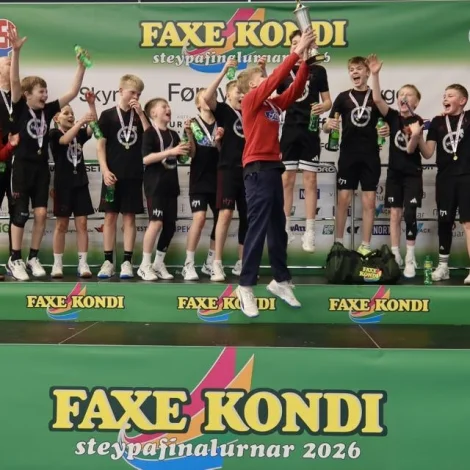 Hoyvíksdreingir vunnu 27-23 á vestmenningum í einari væl spælari U12-finalu. H71 hevur vunnið flest finalur higartil (fýra), men nógv feløg eiga nógvar spennandi spælarar (Mynd: Hondbóltsamband Føroya)