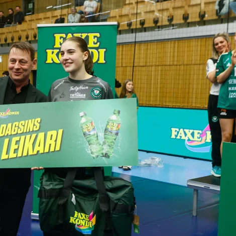 Gylta á Neystabø heiðrað - hon var við at halda spenninginum í finaluni, og skjúttunum hjá VÍF, niðri (Myndir: Jens Kr. Vang)