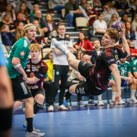 Heinason beinleiðis flúgvandi í finaluni: Fleiri av málunum hjá H71-toppskjúttanum við Tjarnir vóru ógvuliga góð - millum annað hangandi í luftini eftir gjøgnumbrot og síðani við einum øðigilum skoti, sum var ógjørligt at steðga. Høgni setti eisini nógva ferð á og vísti stórt spælskil við Tjarnir (Mynd: Jens Kr. Vang)