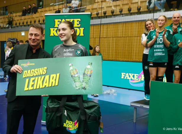 Gylta á Neystabø heiðrað - hon var við at halda spenninginum í finaluni, og skjúttunum hjá VÍF, niðri (Myndir: Jens Kr. Vang)