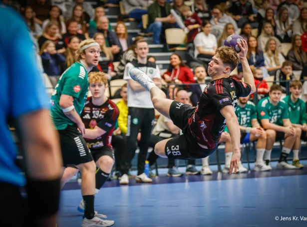 Heinason beinleiðis flúgvandi í finaluni: Fleiri av málunum hjá H71-toppskjúttanum við Tjarnir vóru ógvuliga góð - millum annað hangandi í luftini eftir gjøgnumbrot og síðani við einum øðigilum skoti, sum var ógjørligt at steðga. Høgni setti eisini nógva ferð á og vísti stórt spælskil við Tjarnir (Mynd: Jens Kr. Vang)