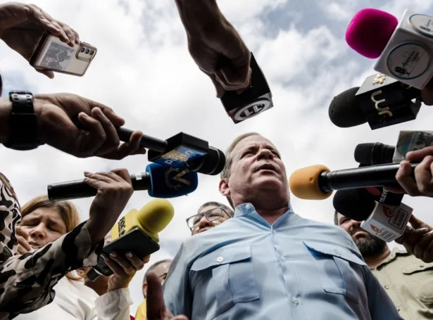 Andstøðupolitikarin Juan Pablo Guanipa tosaði við miðlarnar, eftir at hann varð leyslatin herfyri (Mynd: EPA)