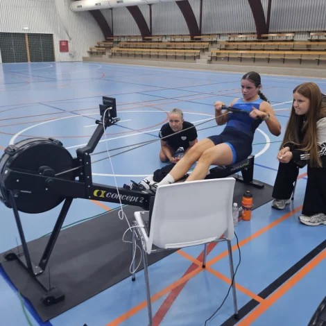 Unga hoyvíkskskvinnan Kristvør K. Clementsen kann nú kalla seg heimsmeistara í U17 á 5000 metrum - hetta eftir sannførandi róður (Mynd: RSF)