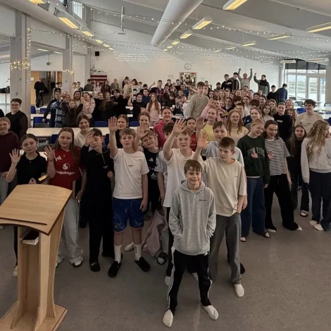 Hálvttriðjahundrað konfirmantar á legu í Nesvík