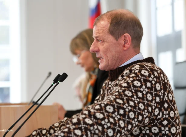 - Javnaðarflokkurin og Tjóðveldi noktar at tosa við fakfeløgini – hvat er tað fyri nakað!? Jørgen Niclasen legði hart út á dagsins tingfundi, har lagnan hjá stórum málum og Suðuroyartunnlinum er uppá spæl (Mynd: Sverri Egholm)