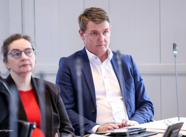 Tað eydnaðist hjá Akseli Johannesen at fáa niggju ja-atkvøður, men spurningurin er, um Javnaðarflokkurin nú megnar at fáa styttu arbeiðsvikuna av álvara á beddan (Mynd: Sverri Egholm)