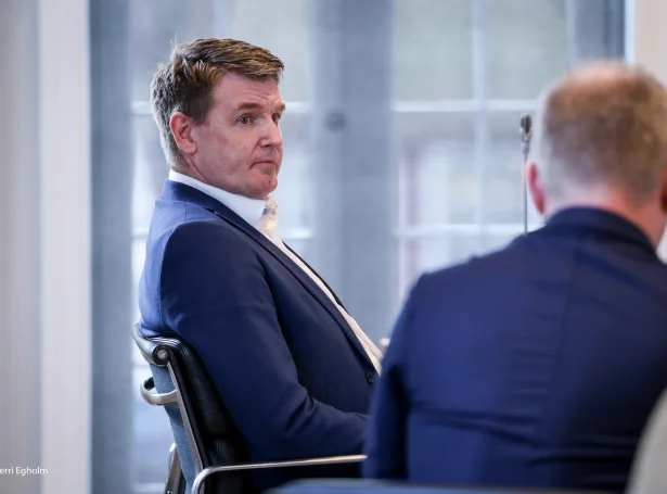 Aksel V. Johanensen hevur havt eina rúgvu av hugsa um seinastu vikuna - nógv stendur uppá spæl hjá løgmanni og nógvum øðrum í morgin (Mynd: Sverri Egholm)