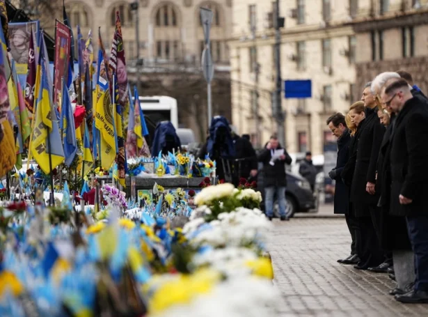 Evropeiskir leiðarar minnast tey falnu í krígnum á einum minningarhaldi á Maidan torginum í Kyiv. Á myndini síggjast m.a. Mette Frederiksen úr Danmark, Ulf Kristerson úr Svøríki, Silina Evika úr Lettlandi og ukrainski forsetin Volodymyr Zelenskij (Mynd: EPA)