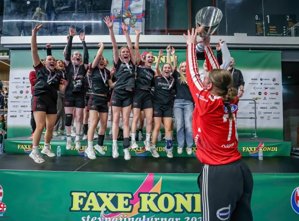 U18 kvinnur hjá H71 vunnu steypafinaluna móti Neistanum (Mynd: Andrei Antal / HSF)