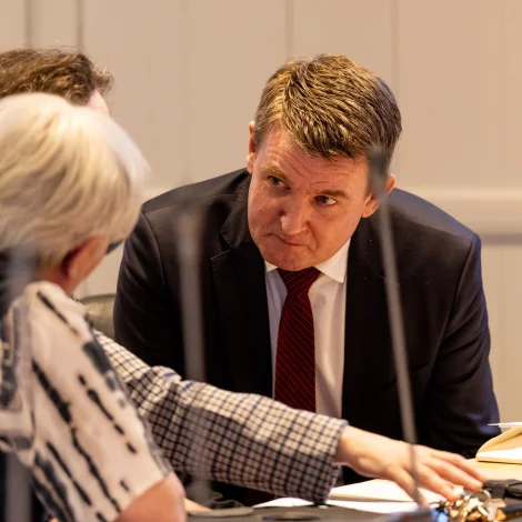 Løgmaður sveiggjaði taktstavin í tingsalinum og tók nógv av bóli