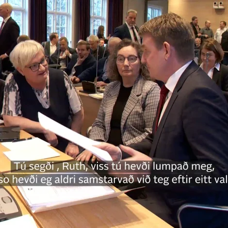 - Eg havi givið Akseli nakrar glosur og eitt klemm