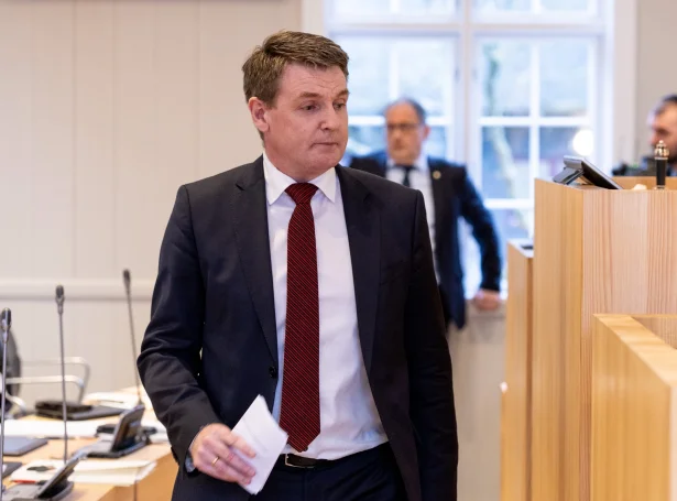 Aksel V. Johannesen, formaður í Javnaðarflokkinum, og Sjúrður Skaale, fólkatingslimur, fara at leggja valskrá fram fríggjadagin (Mynd: Sverri Egholm)