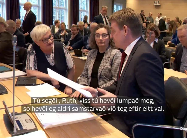 Upptøkurnar hjá Kringvarpinum vístu væl, hvat hendi har forfólkini í flokkinum sótu, tá tað gjørdist øllum greitt, at Aksel V. Johannesen fór upp á tingsins røðarapall at útskriva nýval (Mynd: KVF)