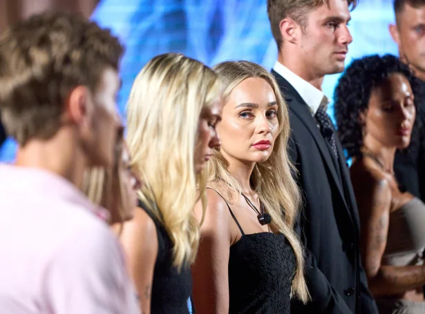 Teresa Ovenberg hyggur yvir á Karl Weihe, sum kann gerast hennara bjargingamaður (Mynd: Viaplay)