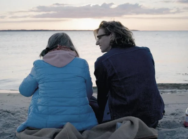 Filmurin Human Forever varpar ljós á, hvussu tikið verður hond um fólk við demenssjúkum kring heimi