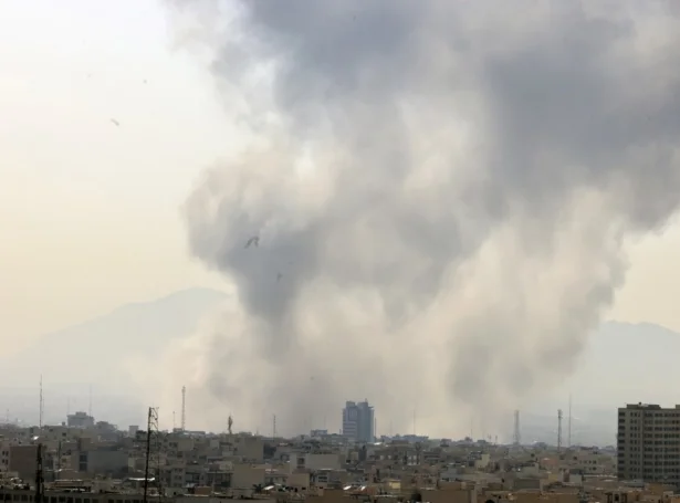 Roykur yvir Teheran, høvuðsstaðin í Iran (Mynd: EPA)