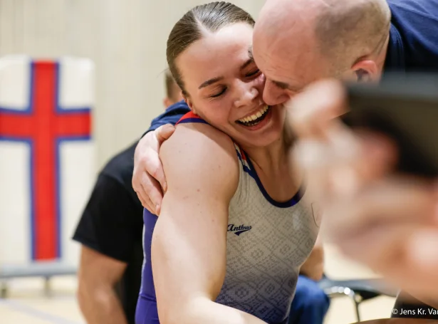 Vár Guriardóttir Hansen gjørdi, sum hon ætlaði: Heimsmeistari og heimsmet við at rógva 368 metrar uppá ein minutt, umframt at vinna heiðursmerki á 1.000 metrum (Mynd: Jens Kr. Vang)