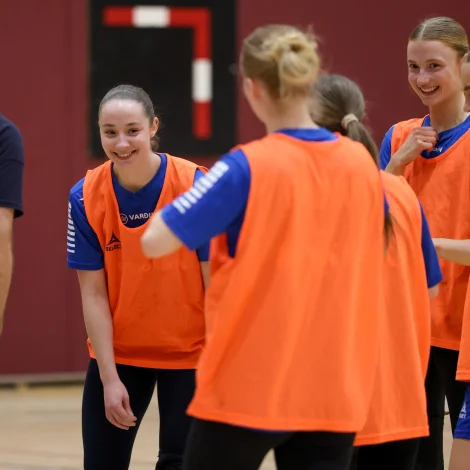 Agatha Kjærbæk Djurhuus, uttast til vinstru, til venjing i Hoyvík sunnukvøldið (Mynd: Sverri Egholm)