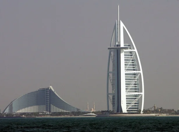 Burj Al Arab-gistingarhúsið í Dubai varð rakt í einum iranskum álopi í nátt (Mynd: EPA)