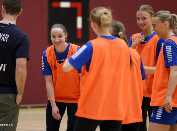 Agatha Kjærbæk Djurhuus, uttast til vinstru, til venjing i Hoyvík sunnukvøldið (Mynd: Sverri Egholm)