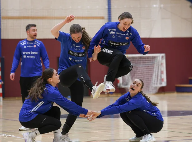 Føroyska liðið er savnað aftur fyri fyrstu eftir HM - byrjað varð við heldur øðrvísi upphiting í Hoyvík (Mynd: Sverri Egholm)