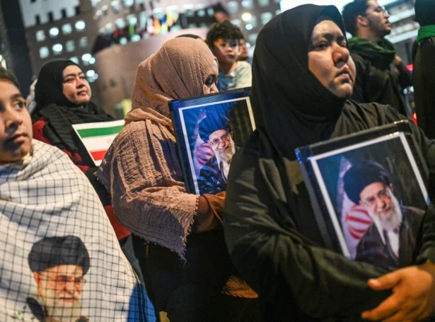 Mótmælisfólk við myndum av Ali Khamenei sýna samhuga við Iran  uttanfyri amerikonsku sendistovuna í malaisiska høvuðsstaðnum Kuala Lumpur (Mynd: EPA)