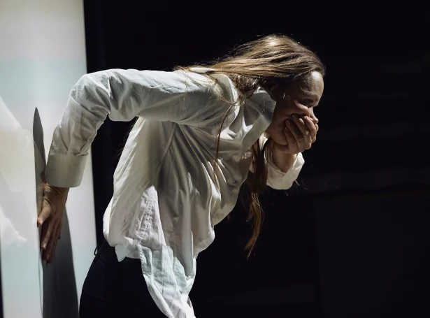 8. mars verður sýning av Prima Facie, einum væl umtóktum rættardrama um vald, samtykki og rættvísi