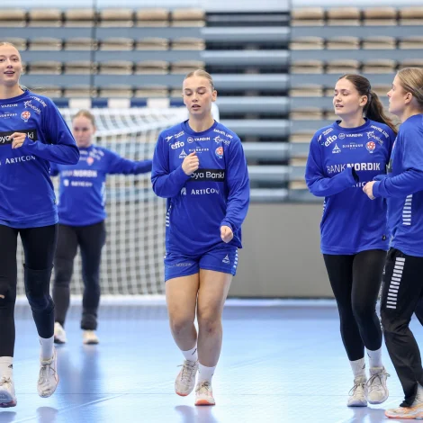 Føroysku kvinnurnar leggja nú seinastu hond á fyrireikingarnar til lykladystin við Tjarnir (Mynd: Sverri Egholm)