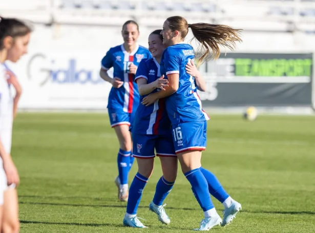 Anna Caroline Brændstrup, sum til dagliga spælir í Portugal, fegnast um sítt fyrsta mál fyri A landsliðið. Miðvallarin javnaði til 1-1 (Mynd: Jóhanna Thomsen)