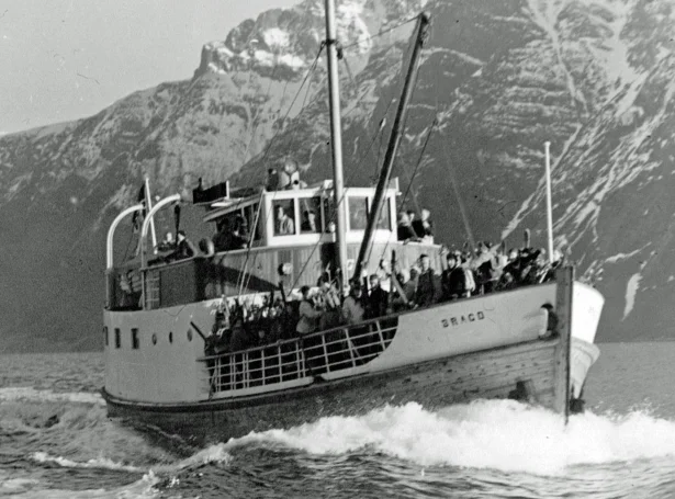 Bragd á ferðafólkatúri til Standal í 1950-árunum við fólki, sum skuldu standa á skíð. Mynd: Johan Bakke, Noreg.