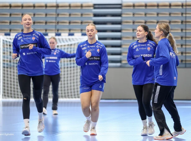 Føroysku kvinnurnar leggja nú seinastu hond á fyrireikingarnar til lykladystin við Tjarnir (Mynd: Sverri Egholm)