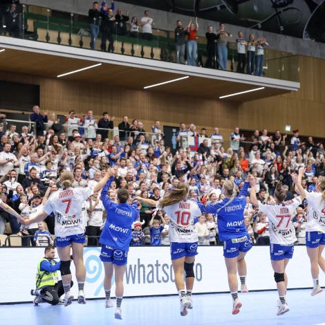 Tær á føroyska kvinnulandsliðnum í hondbólti, sum her fegnast um heimasigurin mikudagin, fara á flog í morgun og aftur seinnapartin - eitt atgongumerki til EM-endaspælið í desember er sum so uppá spæl sunnudagin (Mynd: Sverri Egholm)