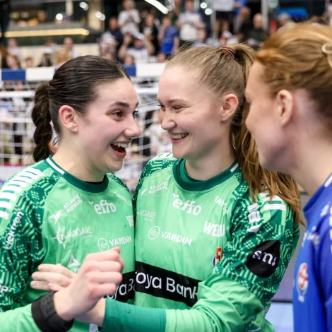 Rakul Wardum fagnað eftir góða avriki og tvey stigini (Mynd: Sverri Egholm)