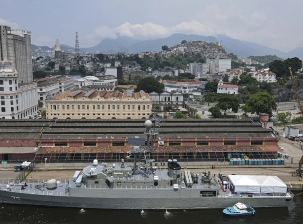 Søkta fregattin Iris Dena. Avmyndað á eini vitjan í Rio de Janeiro í Brasil í 2023 (Mynd: EPA)