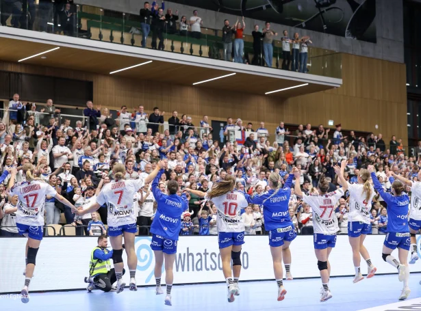 Tær á føroyska kvinnulandsliðnum í hondbólti, sum her fegnast um heimasigurin mikudagin, fara á flog í morgun og aftur seinnapartin - eitt atgongumerki til EM-endaspælið í desember er sum so uppá spæl sunnudagin (Mynd: Sverri Egholm)