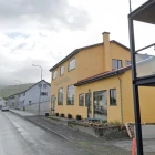 Unglingar blakaðu við eggum eftir bilum