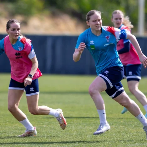 Føroysku kvinnurnar fyrireika seg til HM undankappingina, sum byrjar á útivølli ímóti Grikkalandi í morgin. - Mynd: Jóhanna Thomsen