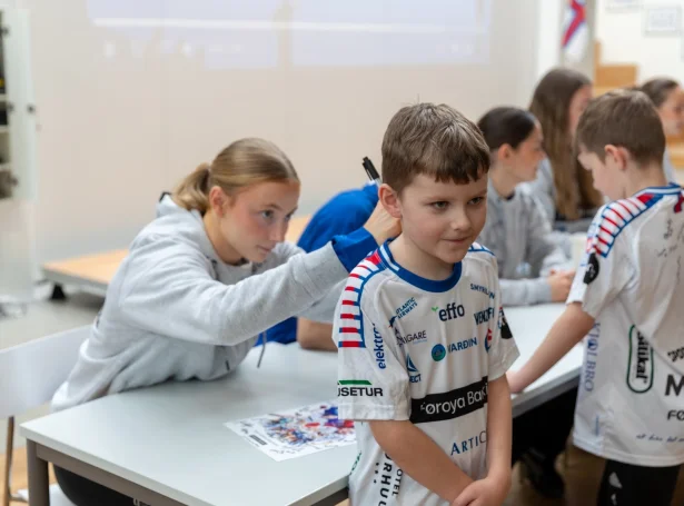 Úr at gera við at skriva autografar (Mynd: Hondbóltssamband Føroya)