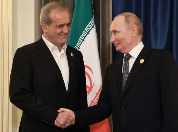 Iranski forsetin, Masoud Pezeshkian og russiski forsetin, Vladimir Putin á vitjan í Kina í fjør (Mynd: EPA)