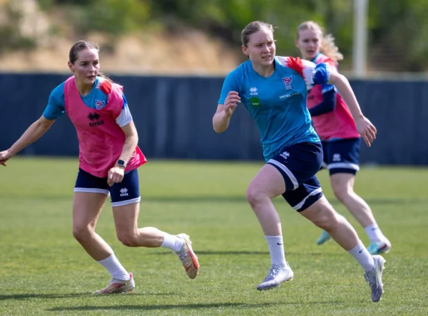 Føroysku kvinnurnar fyrireika seg til HM undankappingina, sum byrjar á útivølli ímóti Grikkalandi í morgin. - Mynd: Jóhanna Thomsen